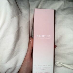 KYLIE SKIN Pink Foaming Face Wash